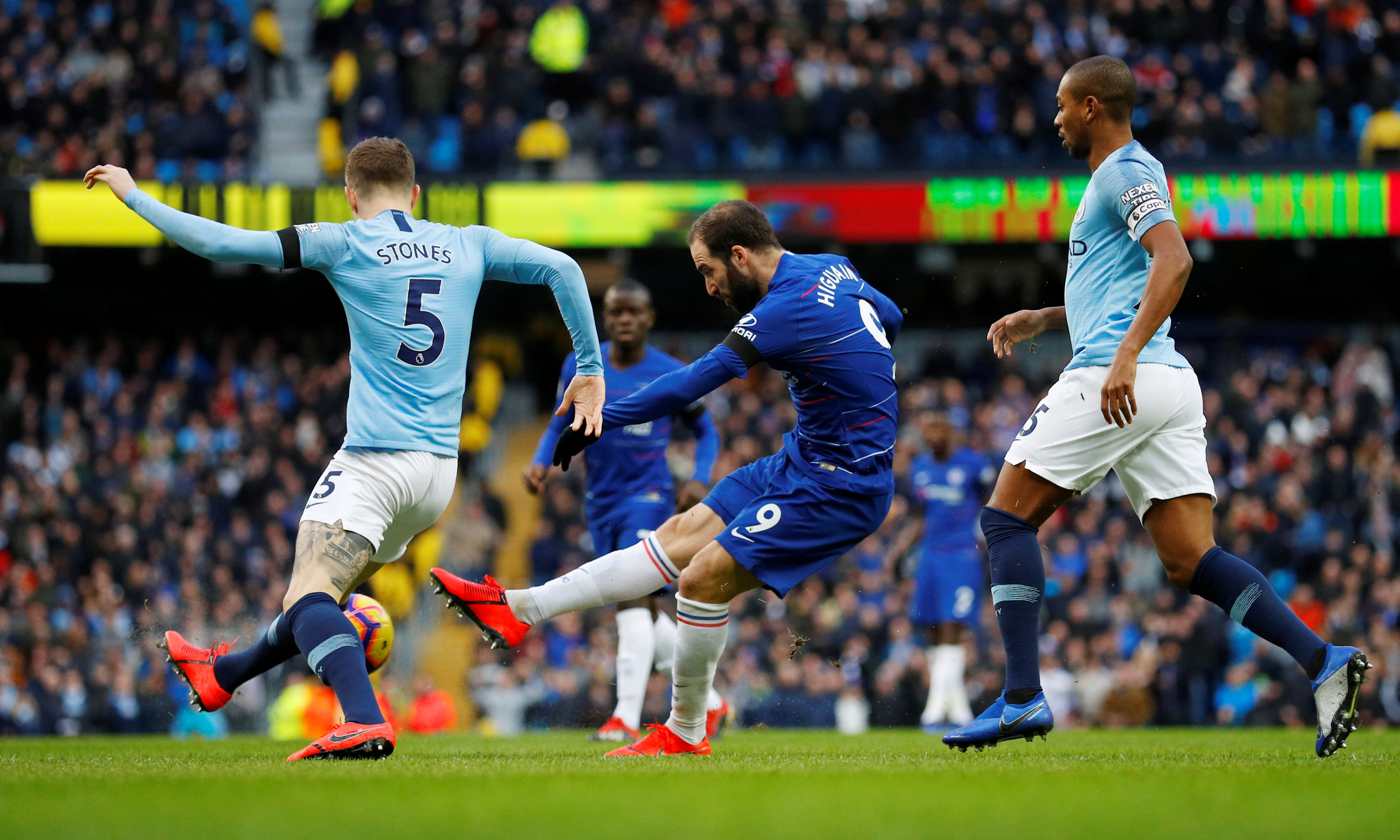 李玮锋：联赛中轴都是外援造成国足没人，这两年踢球孩子多了（李玮锋：外援占据联赛中轴致国足无人可用，近两年踢球的孩子增多）