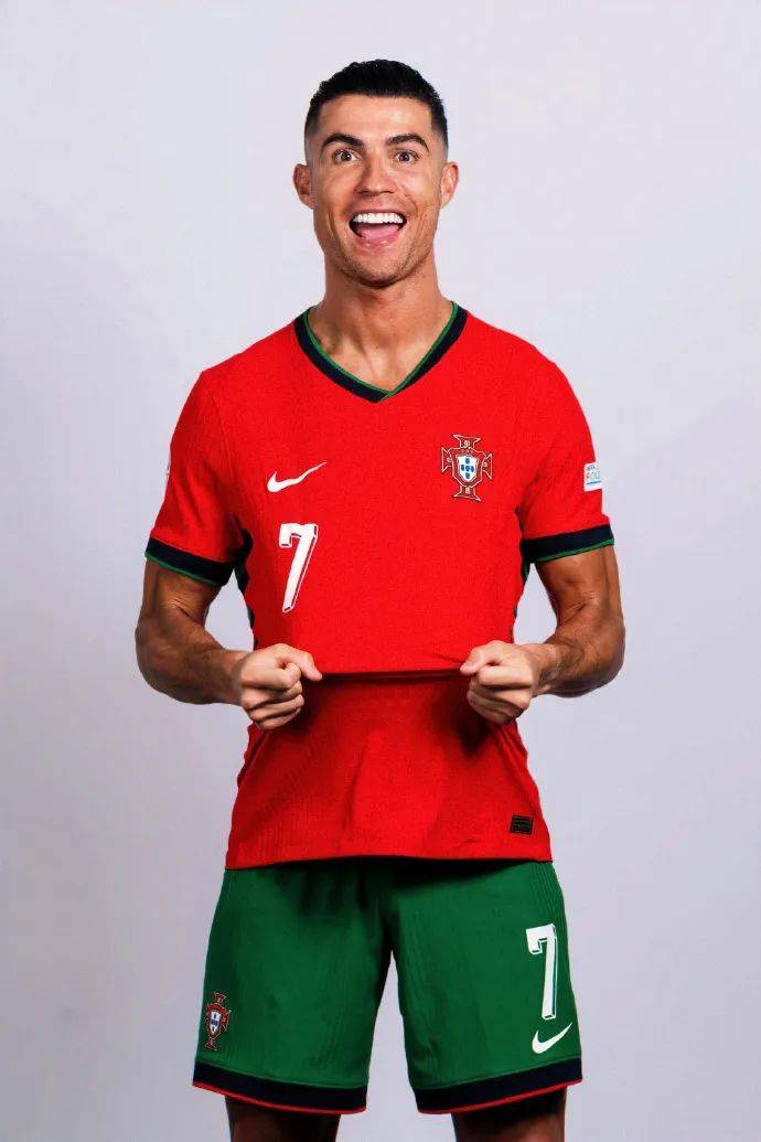 阿森纳晋级瞬间枪手众将冲向凯帕庆祝，而赖斯则先和对手致意（晋级一刻，阿森纳将士围向凯帕庆祝，赖斯先与对手握手致意）