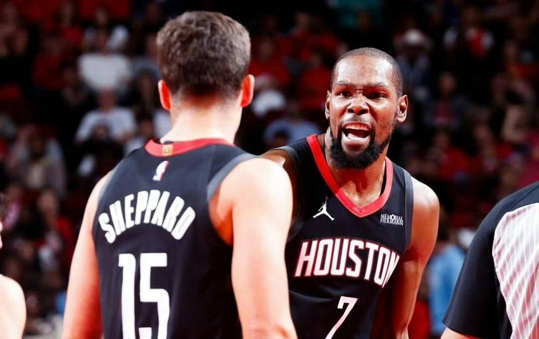 卡利亚里1-0十人罗马，加埃塔诺替补建功，切利克染红（加埃塔诺替补致胜，切利克染红，卡利亚里1-0力克十人罗马）