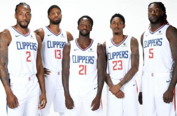 TA评选明年世界杯百大球星：梅西仅第八！C罗高居第25！（TA公布下届世界杯百大球员榜：梅西第8，C罗第25）