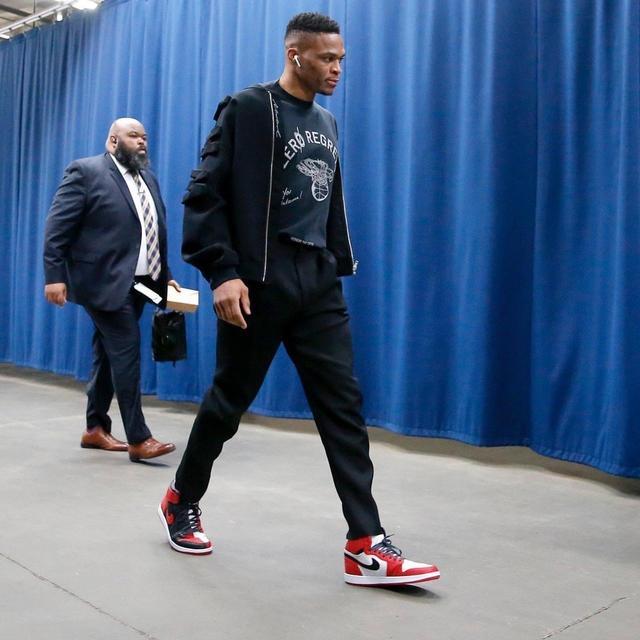 篮球湖人完成关键补强，签下经验丰富后卫（湖人完成关键引援，签下资深后卫）