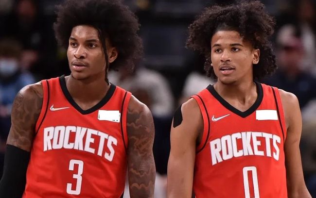 篮球赛场上的精彩瞬间：李悦洲反击妙传张洪硕（篮球赛高光瞬间：李悦洲快攻妙传张洪硕）