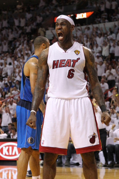 知名巴萨球迷：梅西不该偷偷的溜进诺坎普，这不是他家而是我们的（资深巴萨球迷：梅西不该私自闯入诺坎普，那是我们的主场不是他的家）