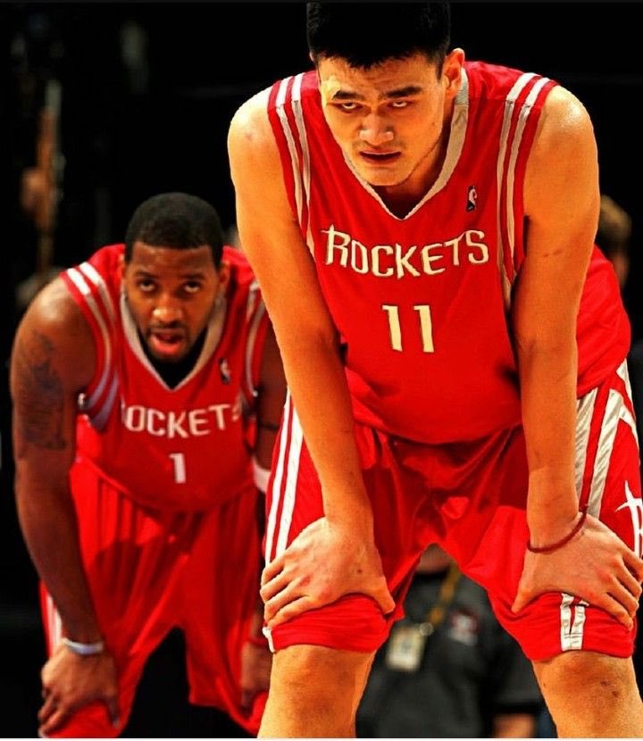 曼联官方分享本赛季全家福，男女足球员一同拍摄（曼联官方发布本赛季合照，男足女足齐亮相）