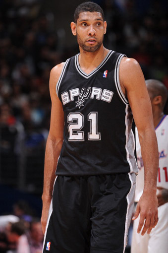 皇马推出漫威联名服饰，弗兰和卡雷拉斯进行了上身体验（皇马发布漫威联名系列，弗兰与卡雷拉斯试穿亮相）