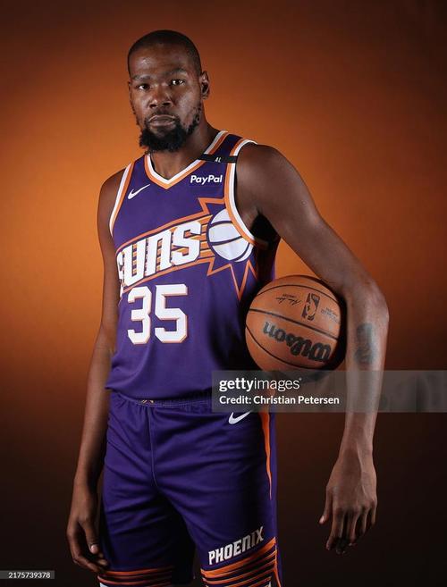 解说：对手长驱直入的回合 杨瀚森在造进攻犯规&护筐之间非常犹豫（解说：对手强突篮下时，杨瀚森在搏进攻犯规与护筐之间迟疑不决）