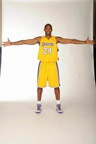 巴萨阵容豪华，弗里克面临幸福烦恼：奥萨苏纳将迎来火力全开的挑战（巴萨兵强马壮，弗里克甜蜜烦恼：奥萨苏纳将遭遇全面火力考验）