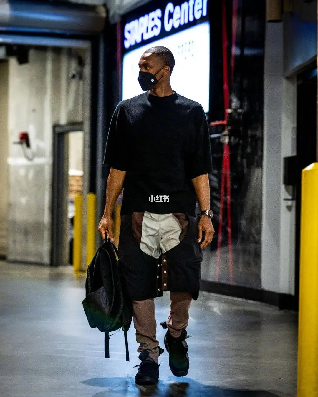 你也要发力？阿努诺比连帽小米切尔&维金斯 还跟进双手暴扣！（阿努诺比火力全开：连续封盖小米切尔与维金斯，跟进双手暴扣！）