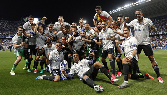 阿森纳客场2-1战胜阿斯顿维拉，维拉绝杀，阿森纳争冠形势艰难。（阿森纳客场2-1击败阿斯顿维拉，维拉读秒绝杀，枪手争冠前景堪忧）