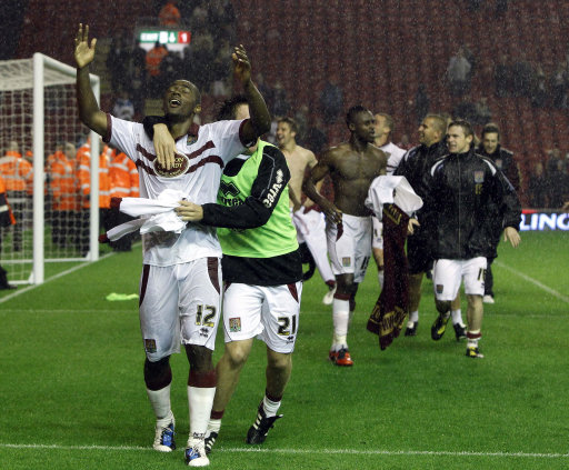 英超前瞻：维拉状态火热9轮8胜，残阵枪手客战盼继续领跑（英超前瞻：维拉9轮8胜势头正猛，伤兵缠身的阿森纳客场力保榜首）