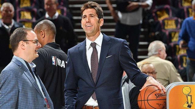 拿手好戏！贾明儒鬼魅断球 随后长甩助飞迪亚洛快攻滑翔劈扣（看家本领！贾明儒鬼魅抢断，长传助飞迪亚洛快攻滑翔暴扣）