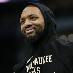 演技不错！杜兰特与东契奇对抗假摔倒地骗到犯规 罚球时自己都笑了（表演到位！杜兰特对位东契奇上演假摔骗得犯规，罚球时忍俊不禁）