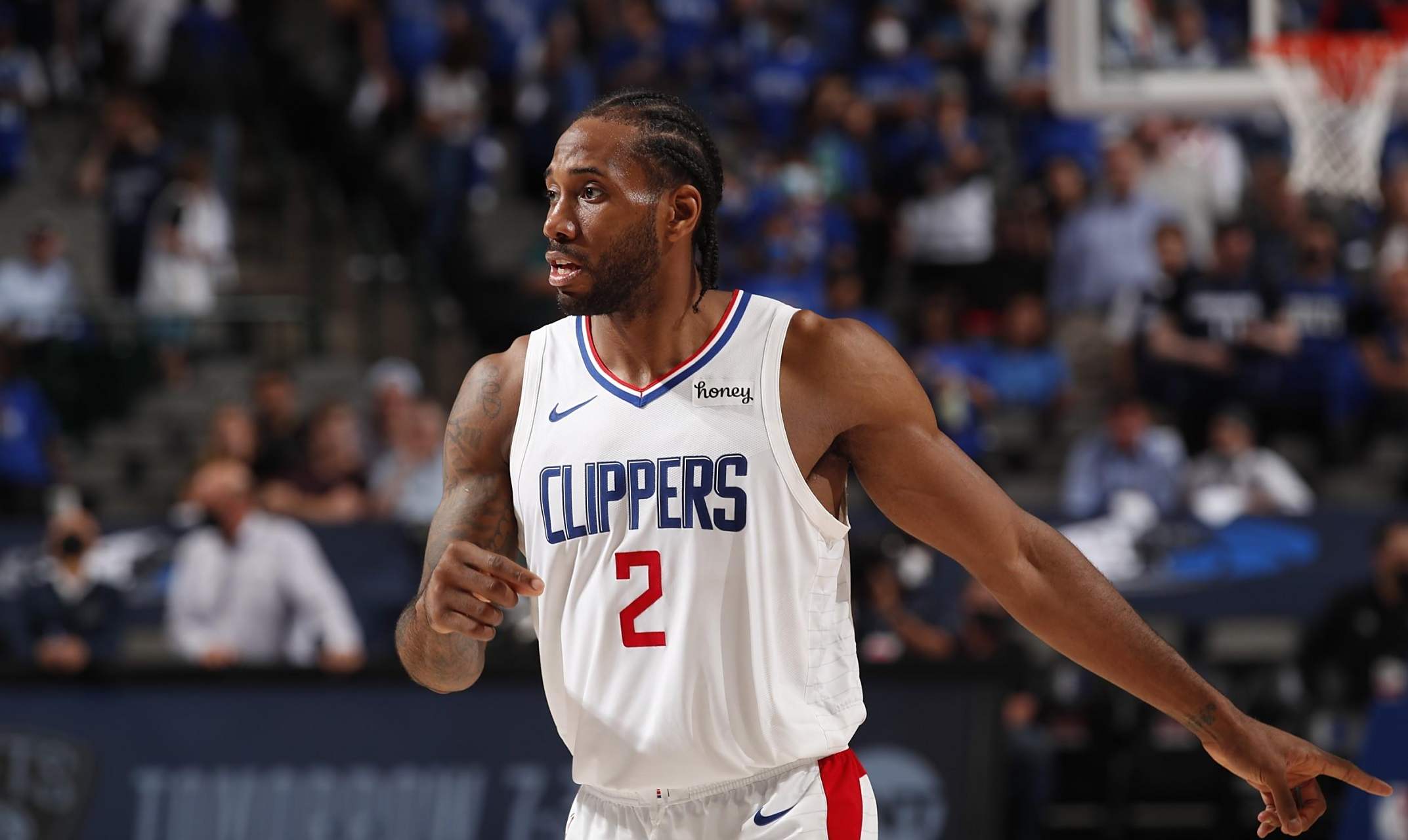 耻辱正负值！詹姆斯赛后直接离场！东契奇拉胯，阿门圣诞大战抢戏（尴尬正负值！詹姆斯赛后径直退场，东契奇哑火，阿门圣诞夜抢尽风头）