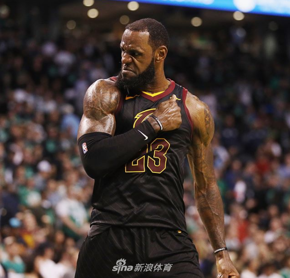 热刺为孙兴慜在街头绘制壁画，动作为其经典庆祝+捧杯（热刺致敬孙兴慜：街头壁画定格标志性庆祝与捧杯瞬间）