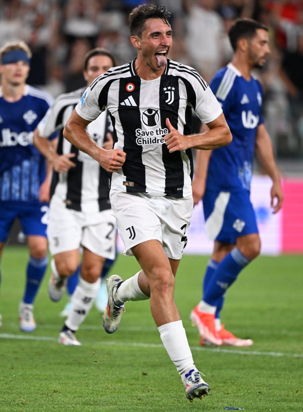 点球判罚引发争议 VAR 成为焦点（争议点球引热议，VAR站上风口浪尖）