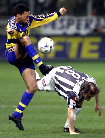 身体素质劲爆！塔克&桑普森新赛季首秀合砍26分11板3助（体能爆棚！塔克和桑普森新赛季首秀合砍26分11板3助）